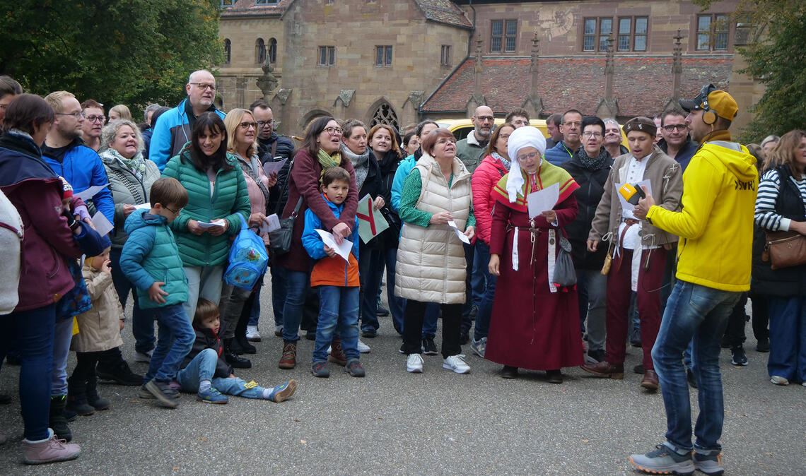 „Backstreet Boys“-Chor in Maulbronn ist zu klein Rund 200 Klosterstädter singen gemeinsam „Everybody“ von den Backstreet Boys. Foto: Friedrich