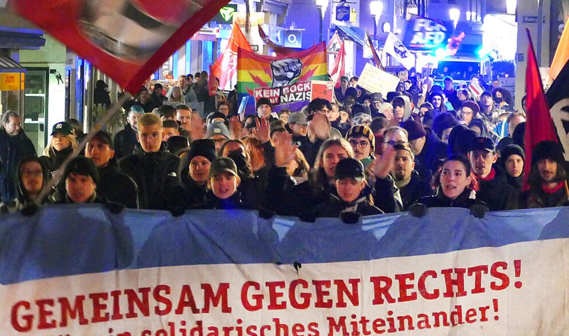 Rund 200 Menschen protestierten am Freitagabend gegen die AfD.