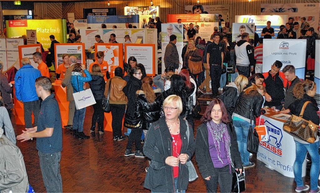 Rund 2000 Besucher informieren sich am Samstag bei der 12. Aus- und Weiterbildungsbörse im Mühlehof. Bild: Drangvolle Enge im großen Saal.