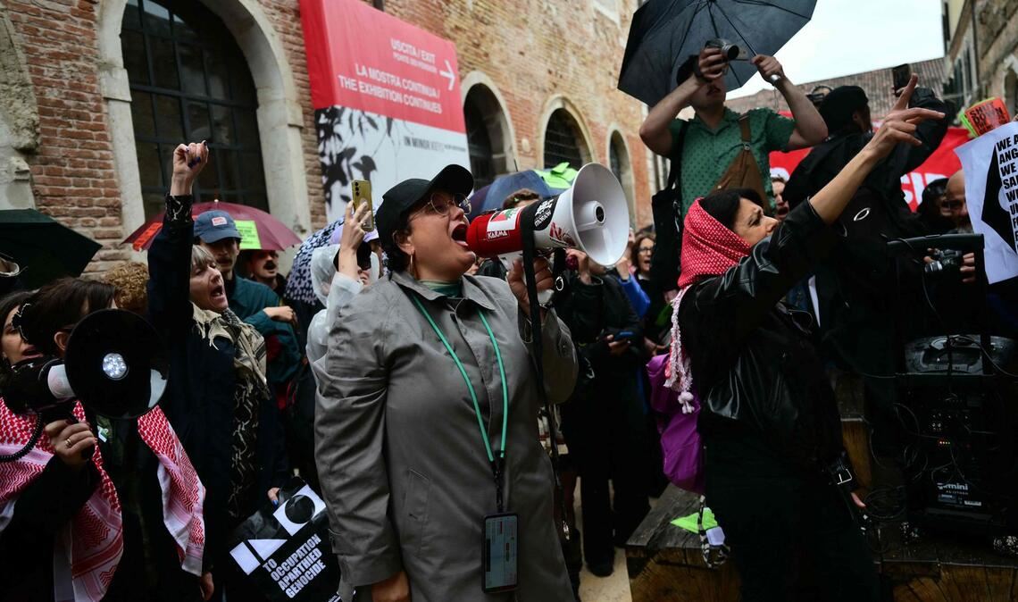 Rund 2.000 Menschen protestieren in Venedig gegen Israels Auftritt bei der Kunstbiennale.