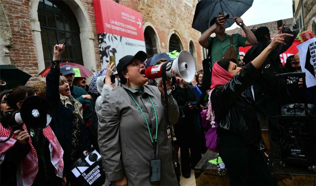 Rund 2.000 Menschen protestieren in Venedig gegen Israels Auftritt bei der Kunstbiennale.