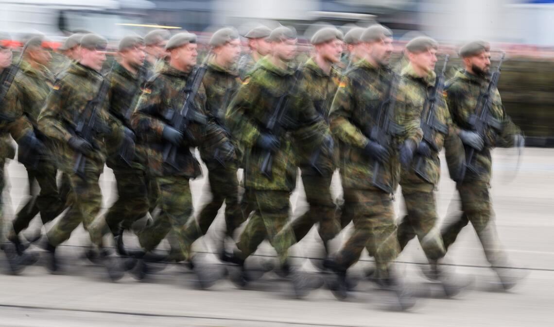 Rund 200.000 junge Leute sind schon aufgefordert worden, den Fragebogen zum Wehrdienst auszufüllen. (Archivfoto)