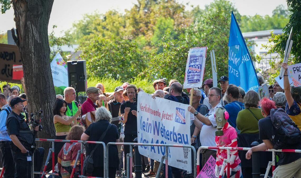 Rund 250 Gegnerinnen und Gegner der Verlängerung protestierten gegen die Inbetriebnahme.