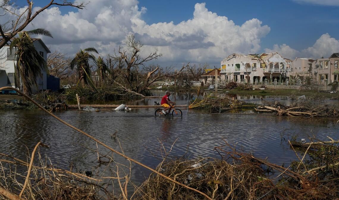 Rund 25.000 Touristen hielten sich nach Regierungsangaben zum Zeitpunkt des Durchzugs von Hurrikan "Melissa" auf Jamaika auf.