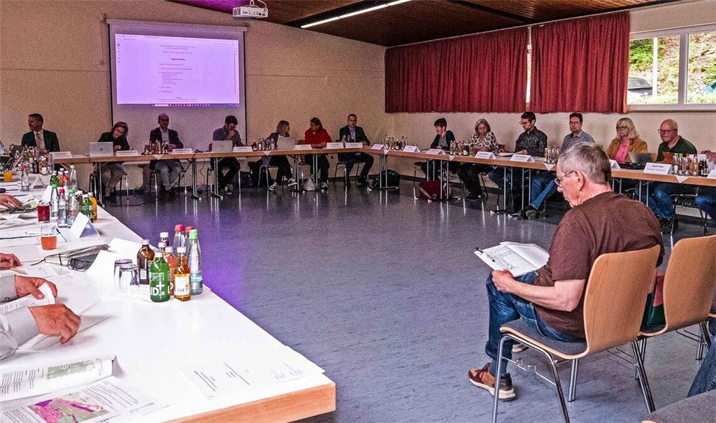 Rund 30 Beteiligte – darunter auch interessierte Zuhörer – treffen sich zum „Scoping-Termin“ für die Deponie Hamberg in der Feuerwache Maulbronn. Foto: Uta Volz
