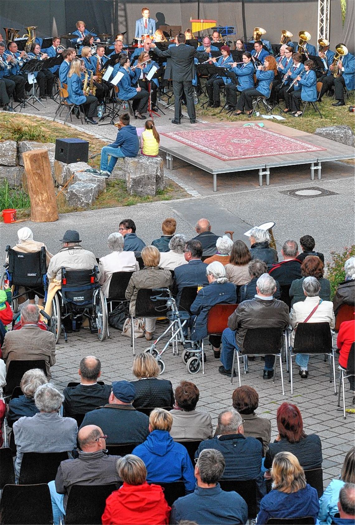 Rund 300 Besucher und alle Künstler des Abends trotzen der Kälte: Die zweite Benefizgala des Musikvereins Illingen ist zugunsten des St. Clara und der Herberge Lebensweg.