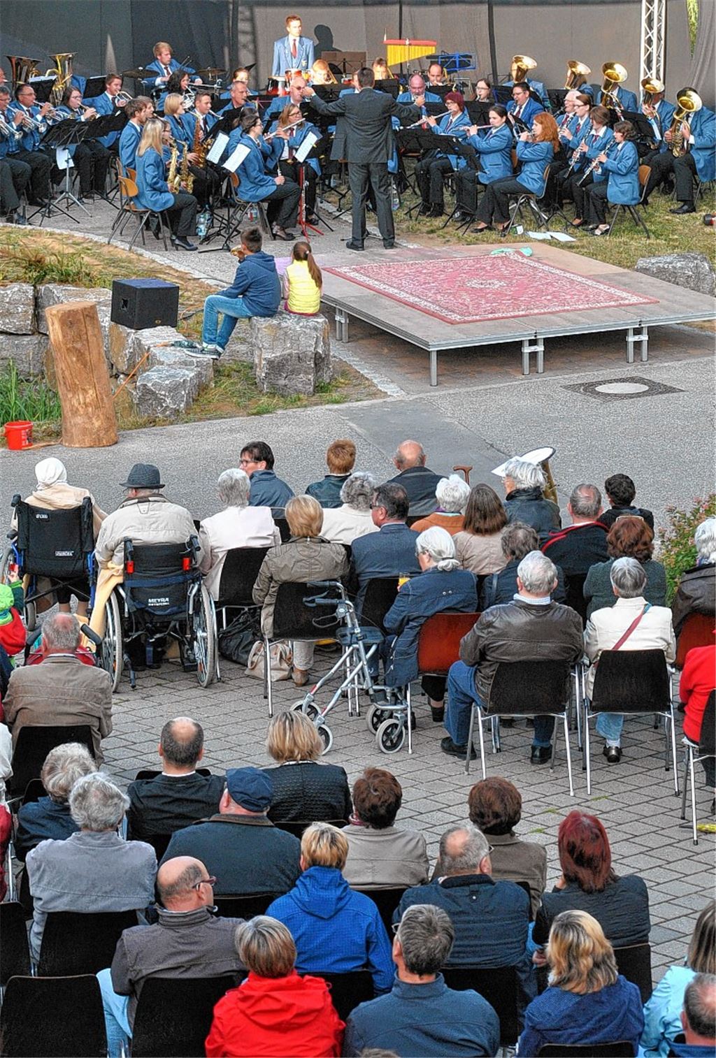 Rund 300 Besucher und alle Künstler des Abends trotzen der Kälte: Die zweite Benefizgala des Musikvereins Illingen ist zugunsten des St. Clara und der Herberge Lebensweg.