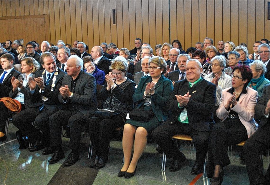 Rund 300 Gäste wohnen dem Neujahrsempfang in Knittlingen bei. Bürgermeister Heinz-Peter Hopp macht sich stark für ein demokratisches Miteinander und gemeinschaftliches Handeln. Foto: Stahlfeld