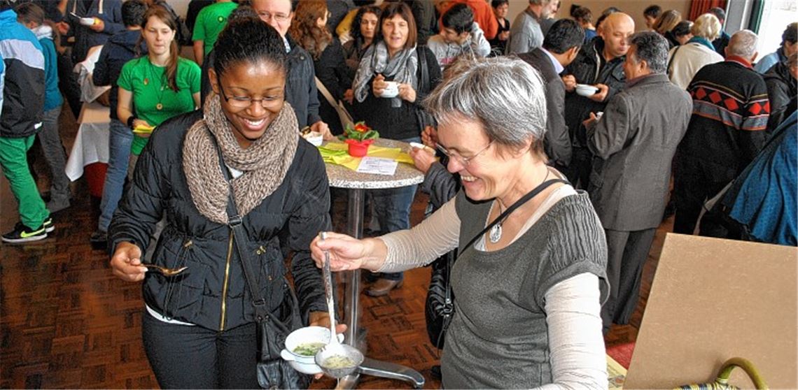 Rund 300 Menschen kommen zum zweiten Suppenfest in den Mühlehof. Gespräche und Kontakte sind von den Veranstaltern erwünscht.