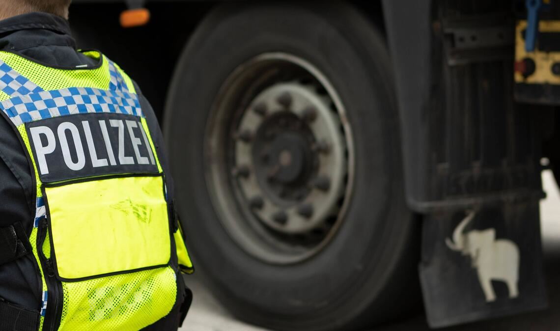 Rund 33 Stunden lang soll ein 44-jähriger Lkw-Fahrer ohne ausreichende Pausen am Stück gefahren sein (Symbolfoto).