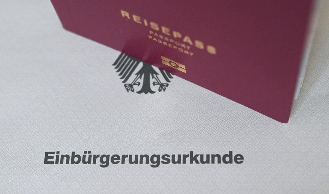 Rund 332.500 Ausländerinnen und Ausländer haben im letzten Jahr die deutsche Staatsangehörigkeit erworben. (Symbolbild)