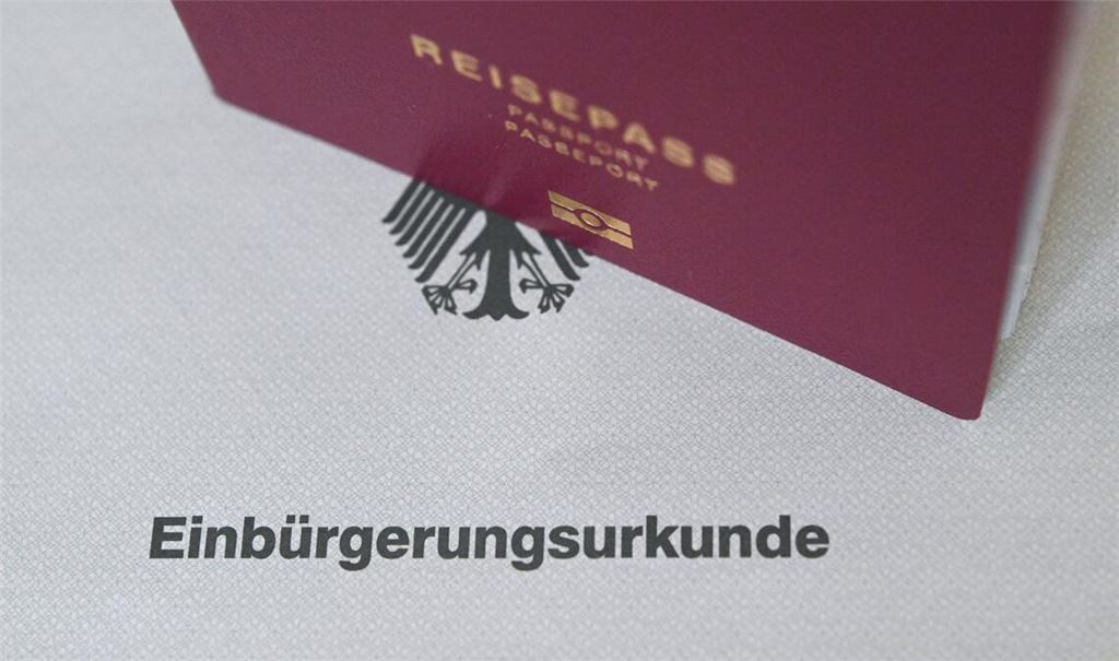 Rund 332.500 Ausländerinnen und Ausländer haben im letzten Jahr die deutsche Staatsangehörigkeit erworben. (Symbolbild)