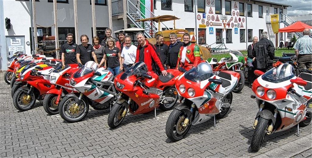 Rund 40 Motorradfreunde aus ganz Deutschland und der Schweiz kommen auf Einladung von Joachim Weis (2.v.li.) zum Deutschland-Treffen des Bimota-Clubs nach Knittlingen.
