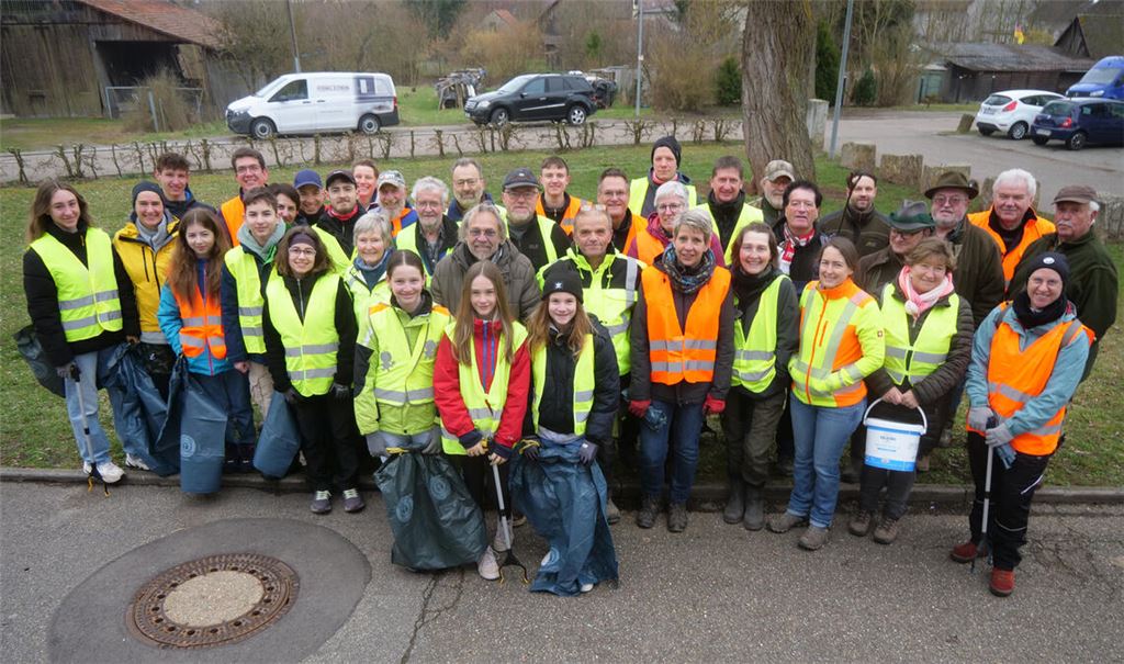 Rund 40 Schützinger beteiligen sich am Frühjahrsputz in ihrem Ort. Foto: Friedrich