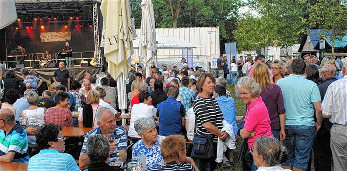 Gäste genießen Abend mit allen Sinnen
