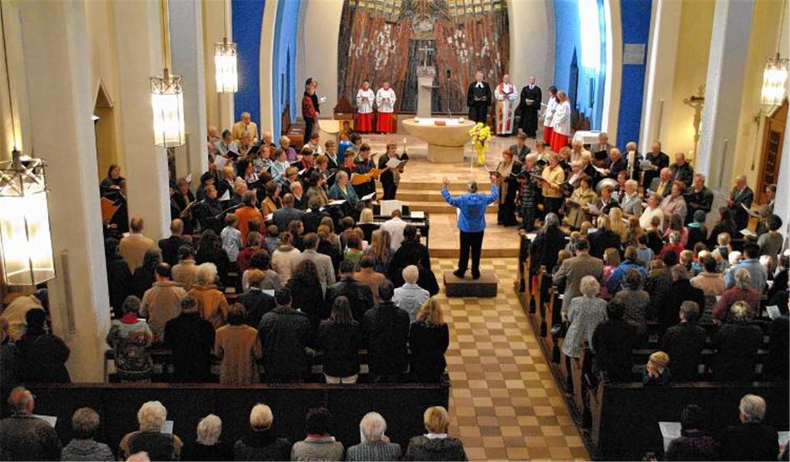 Rund 400 Gläubige feiern zum Abschluss der Ökumenischen Kirchentage in Mühlacker in der Herz-Jesu-Kirche gemeinsam einen Gottesdienst. 