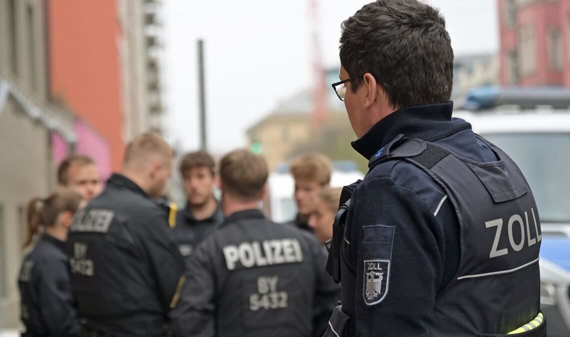 Rund 400 Kräfte kamen von der Polizei, etwa 130 weitere vom Zoll.