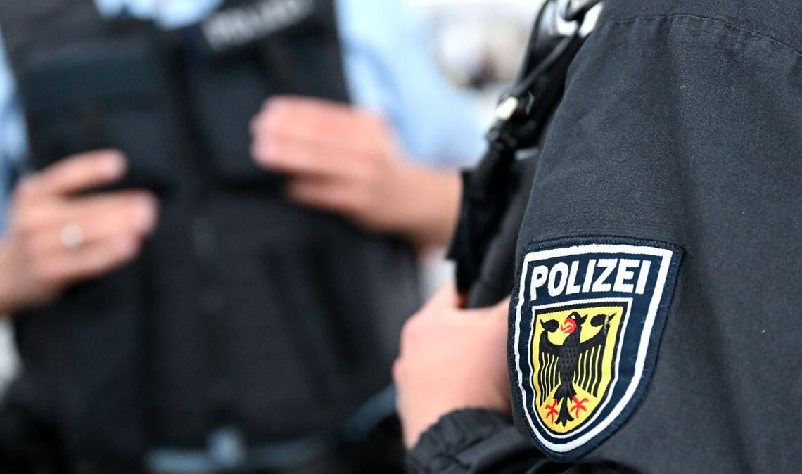 Rund 400 Polizeikräfte waren zeitgleich in mehreren Bundesländern im Einsatz. (Symbolbild)