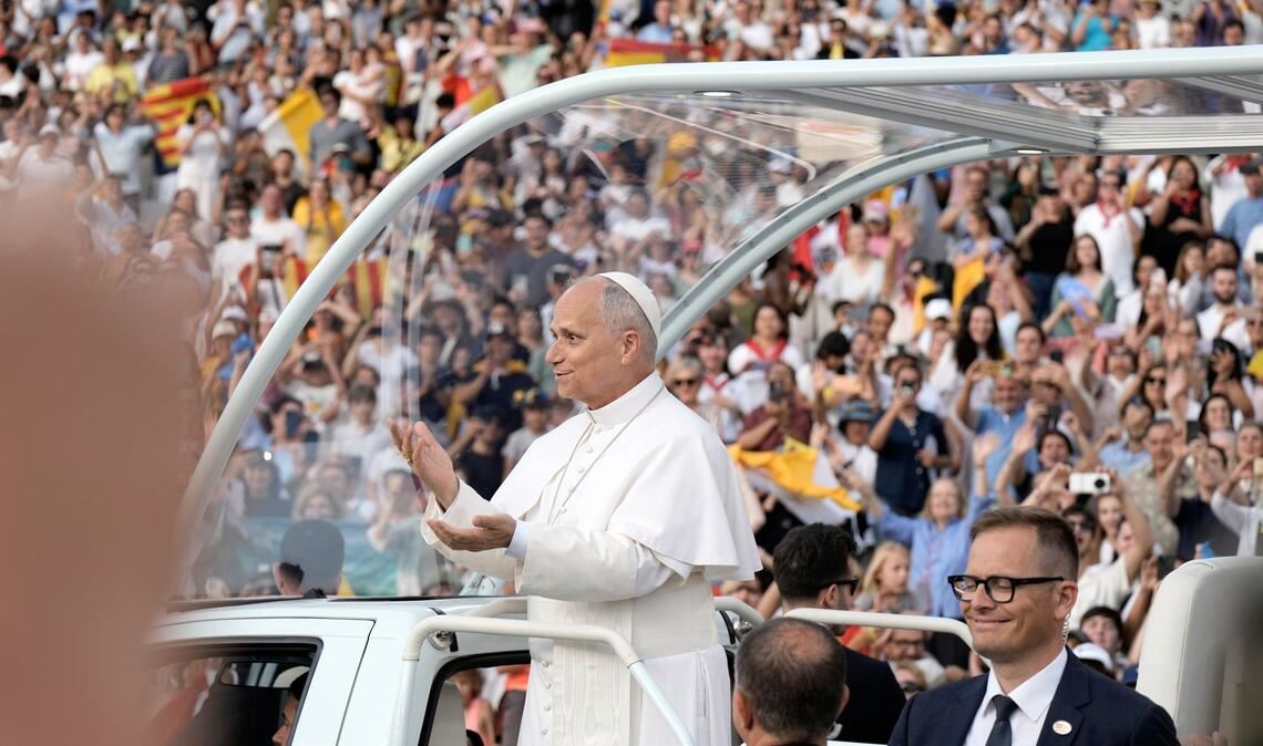Rund 40.000 überwiegend junge Menschen begrüßten Papst Leo XIV. im Olympiastadion von Barcelona mit Riesenapplaus.