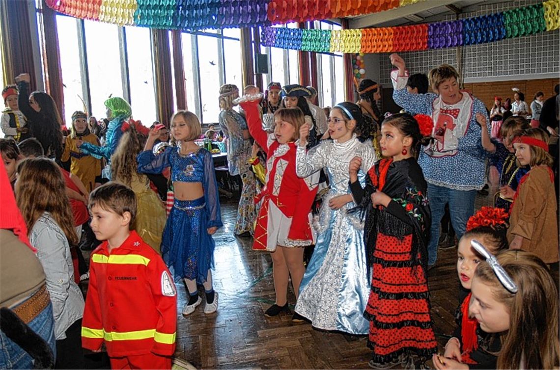 Rund 450 Besucher: Der Kinderfasching des Sängerbunds Lomersheim ist regelmäßig ein großer Erfolg. Fotos: Filitz, Huber, Haller, Mummert, Stahlfeld