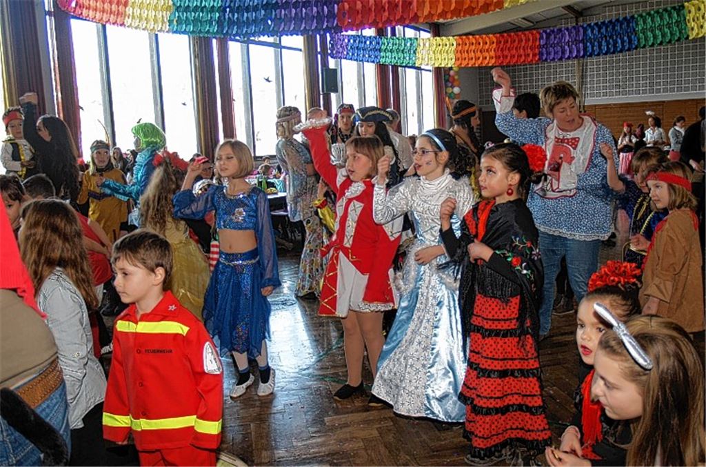 Rund 450 Besucher: Der Kinderfasching des Sängerbunds Lomersheim ist regelmäßig ein großer Erfolg. Fotos: Filitz, Huber, Haller, Mummert, Stahlfeld