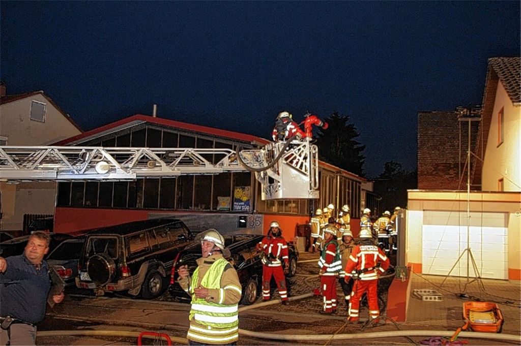 Rund 50 Feuerwehrleute sind am Freitagabend beim Werkstattbrand im Einsatz. Foto: Eisemann