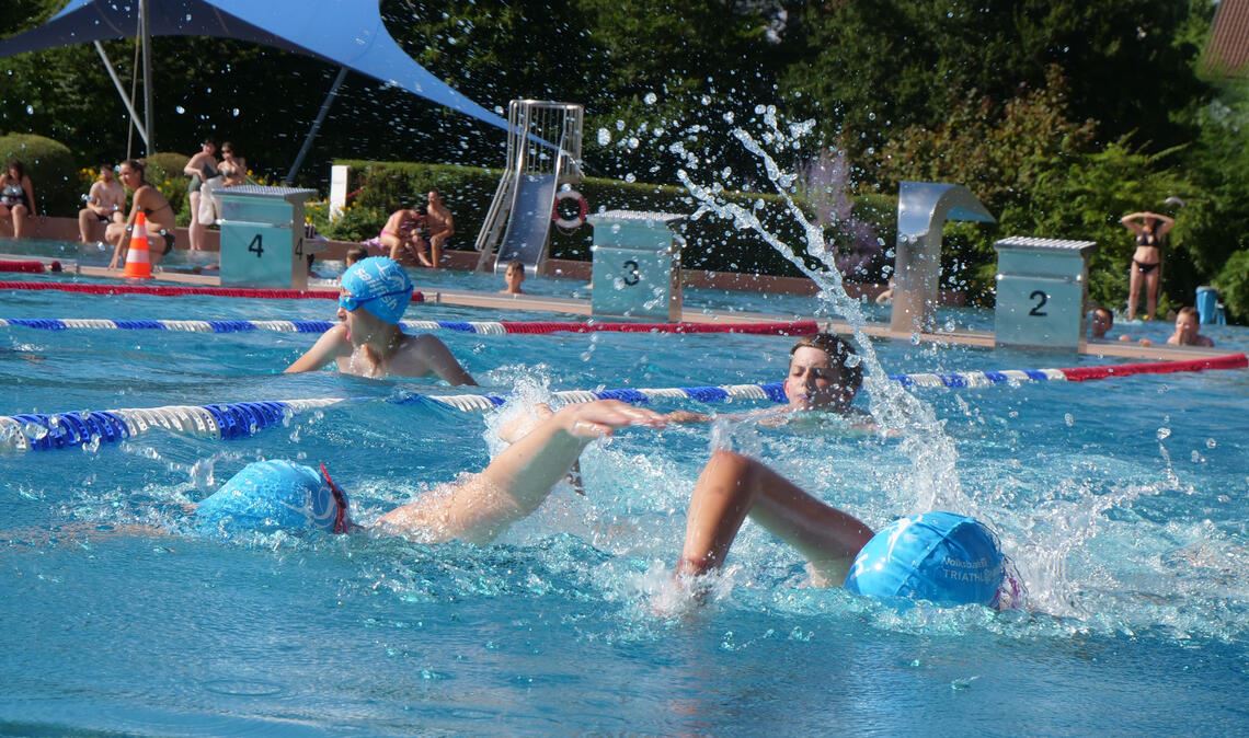 Rund 50 Kinder sind beim heinzelmann Swim and Run aktiv.