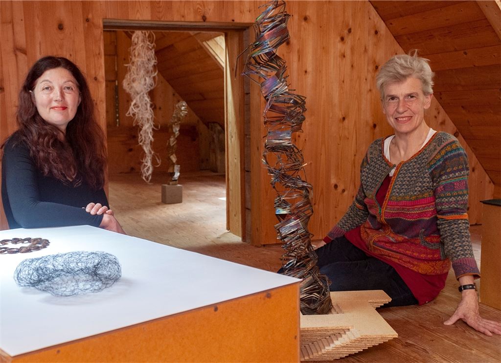 Rund 50 Objekte zeigen Kerstin Mayer und Sibylle Burrer (re.). Foto: Fotomoment