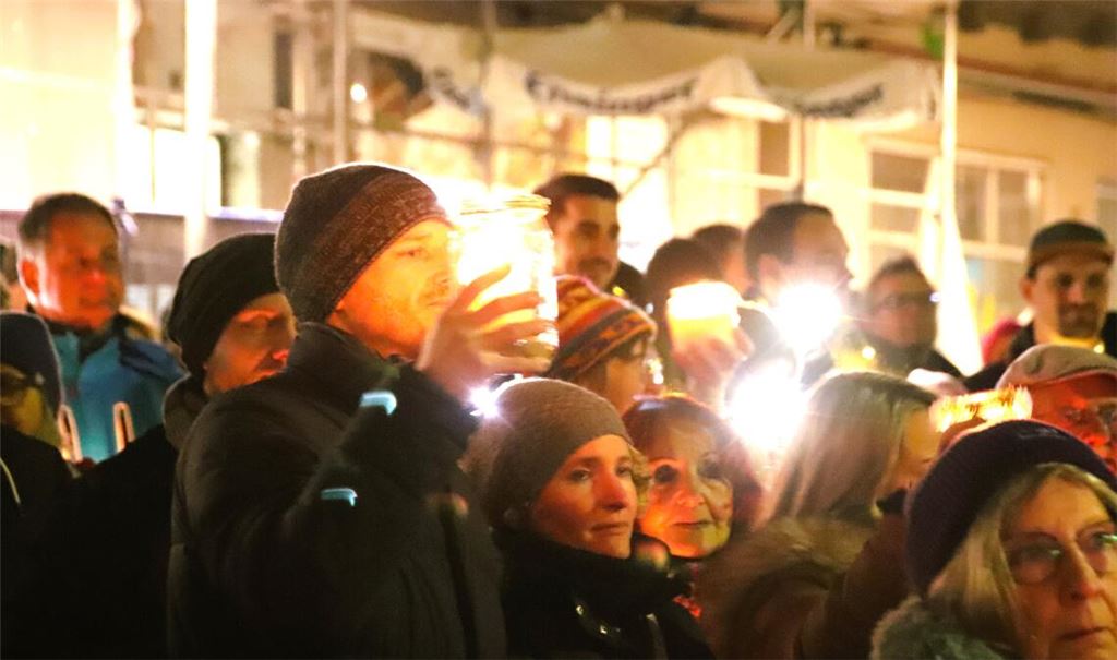 Rund 500 Menschen kommen bei der Demonstration „Vaihingen leuchtet auf“ auf dem Marktplatz der Großen Kreisstadt zusammen. Fotos: Arning