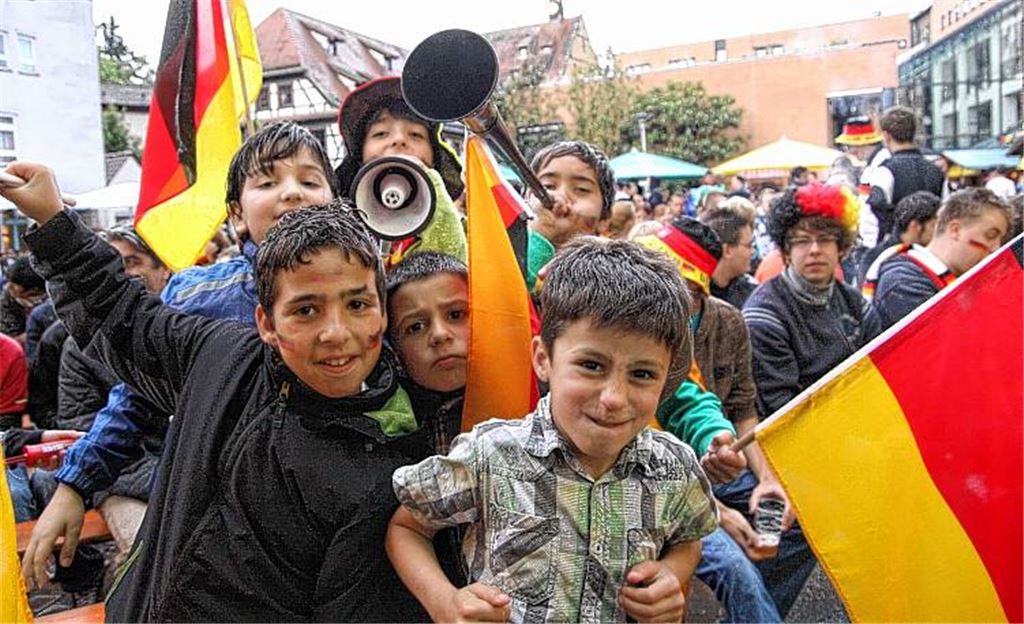 Rund 500 Zuschauer sorgen auf dem Kelterplatz für Stimmung in Schwarz-Rot-Gold, Viele davon sind Kinder und Jugendliche. Fotos: Eigner