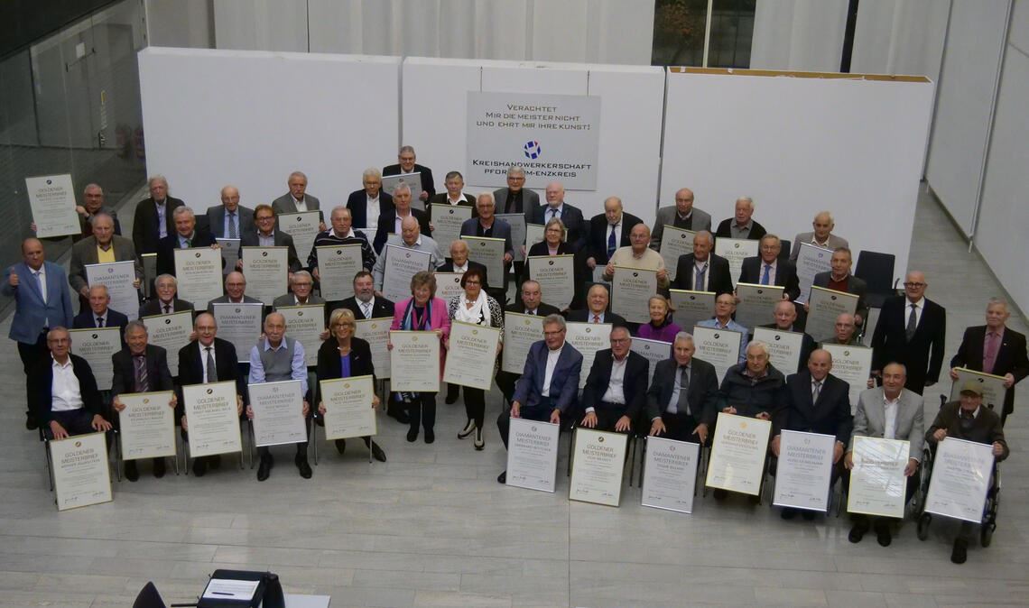 Rund 60 Jubilare sind am Montagnachmittag im Volksbankhaus Pforzheim mit dem Goldenen und dem Diamantenen Meistertitel ausgezeichnet worden. Fotos: Friedrich