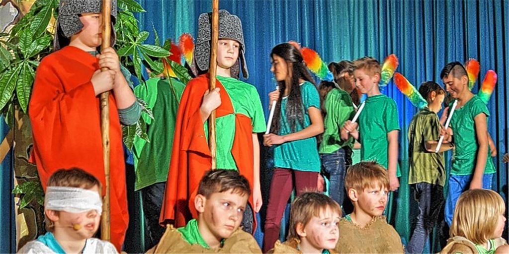 Junge Akteure haben Spaß auf der Bühne