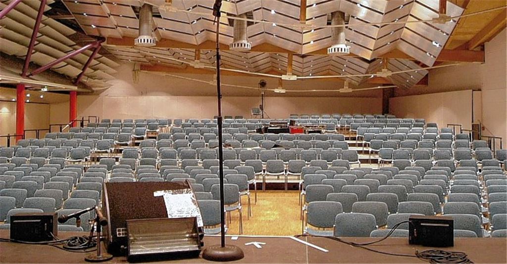 Rund 600 Sitzplätze bietet die Kulturhalle Remchingen Besuchern kultureller Veranstaltungen. Das 1990 eingeweihte Gebäude hat damals circa 13 Millionen Mark gekostet. 