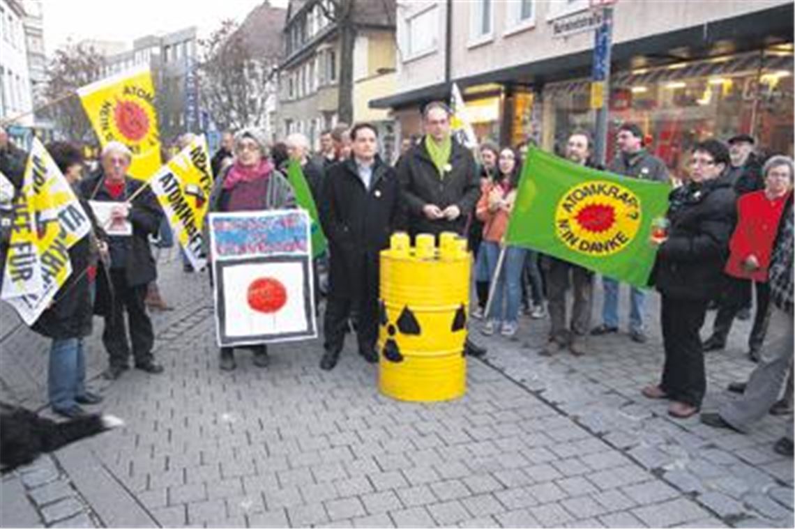 Rund 70 Menschen unterschiedlicher Altersgruppen nehmen anlässlich der Atomkatastrophe in Japan an einer Mahnwache am Eingang der Mühlacker Fußgängerzone teil. Widerstand aus Verantwortung und Abpfiff für Atomkraft lauten die Schriftzüge auf Fahnen und Plakaten, mit denen sie auf die Gefahr von Kernkraft aufmerksam machen wollen.
Foto: Sadler