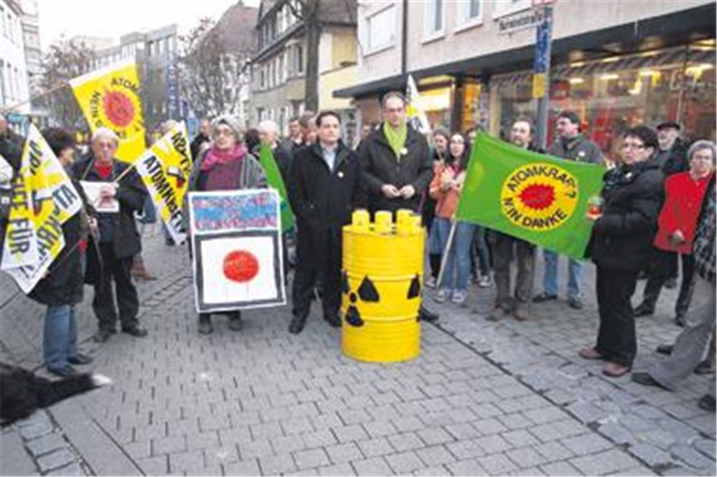 Rund 70 Menschen unterschiedlicher Altersgruppen nehmen anlässlich der Atomkatastrophe in Japan an einer Mahnwache am Eingang der Mühlacker Fußgängerzone teil. Widerstand aus Verantwortung und Abpfiff für Atomkraft lauten die Schriftzüge auf Fahnen und Plakaten, mit denen sie auf die Gefahr von Kernkraft aufmerksam machen wollen.
Foto: Sadler