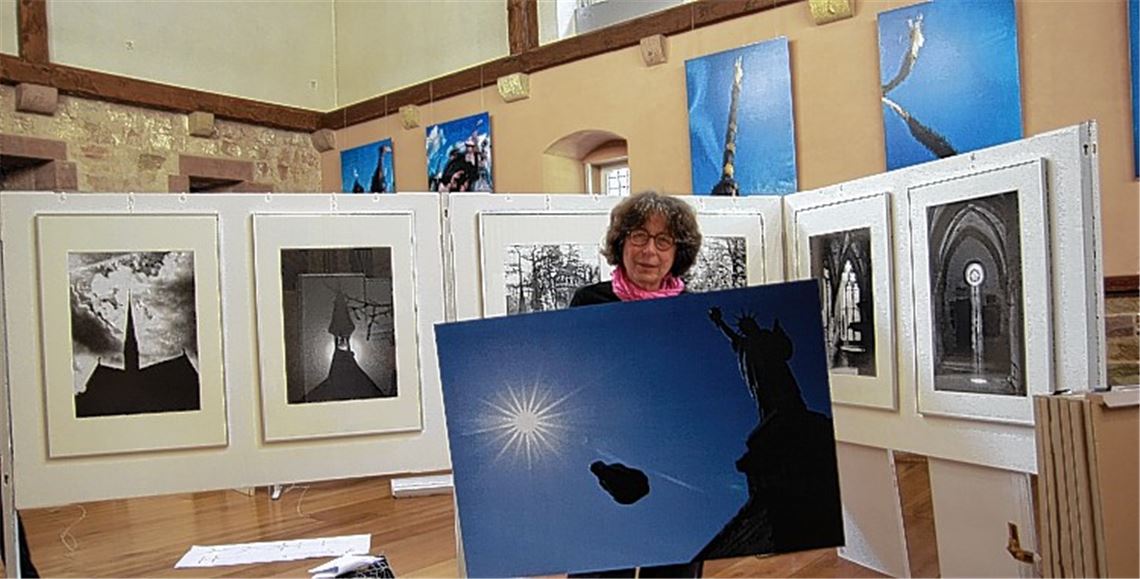 Rund dreieinhalb Tage dauert der Aufbau in der Stadthalle. Dort präsentiert die Fotografin Uta Süße-Krause von Freitag an Werke aus vier Jahrzehnten. Ein Schwerpunkt liegt auf dem Kloster Maulbronn. „Schlaflos“ heißt etwa die auf dem großen Bild links zu sehende Aufnahme aus dem Jahr 1978. Die Künstlerin stellt auch ihren Cellokasten in den Mittelpunkt spannender Inszenierungen. Hier präsentiert sie ein Bild, das unmittelbar an der Freiheitsstatue in New York entstand. Weitere Wahrzeichen in aller Welt hat sie mit ihrer Kamera eingefangen und im Moment der Aufnahme verfremdet. Ganz und gar lebensecht setzt sie dagegen berühmte Cellisten ins rechte Licht. Damit diese den optimalen Platz im Ausstellungsraum finden, hat sie einen genauen Plan (im oberen Bild vorne) entworfen.