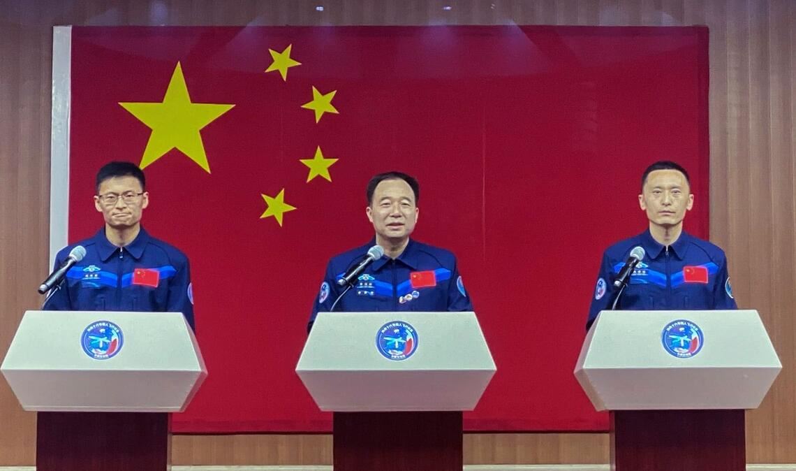 Rund fünf Monate soll die Mission der chinesischen Astronauten Gui Haichao l-r), Jing Haipeng und Zhu Yangzhu dauern.