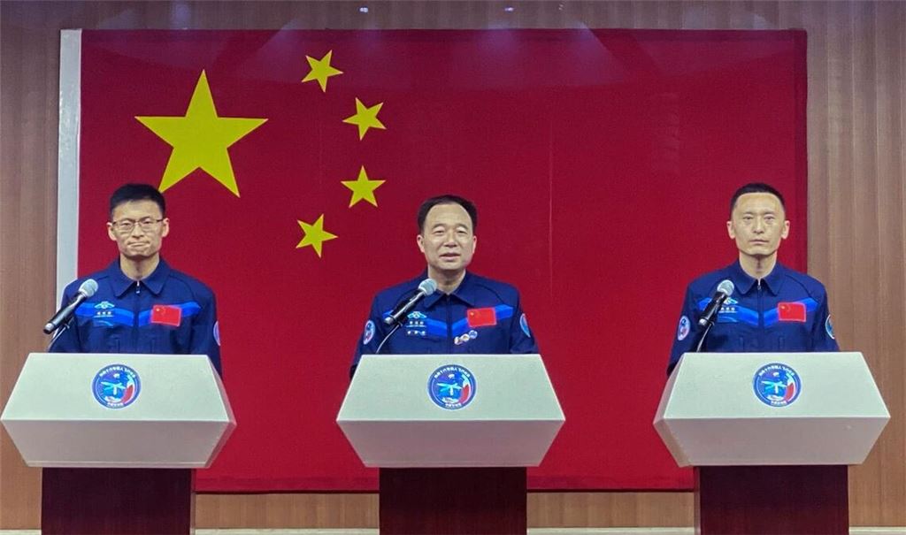 Rund fünf Monate soll die Mission der chinesischen Astronauten Gui Haichao l-r), Jing Haipeng und Zhu Yangzhu dauern.