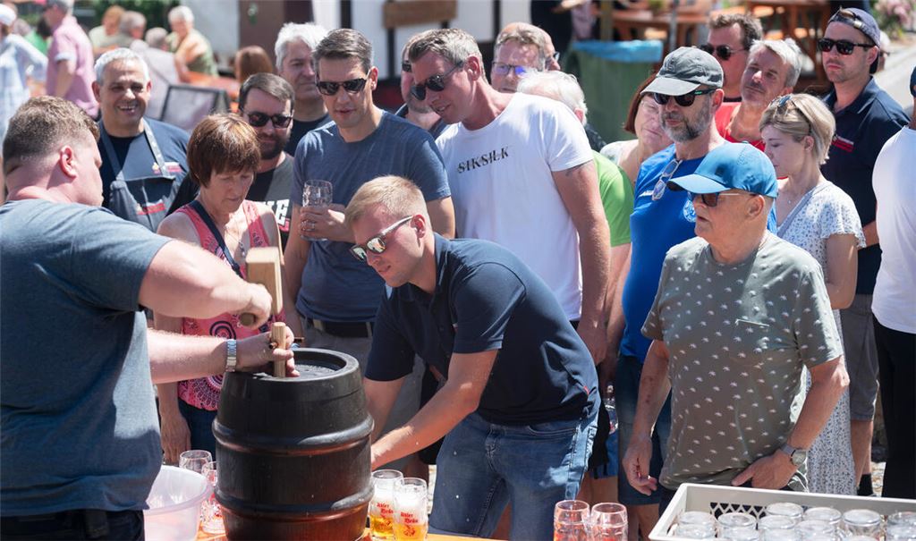 Rund um den Kronenplatz in Zaisersweiher ist viel los. Schon zur Eröffnung des Fleckenfests strömen die Besucher. Fotos: Fotomoment