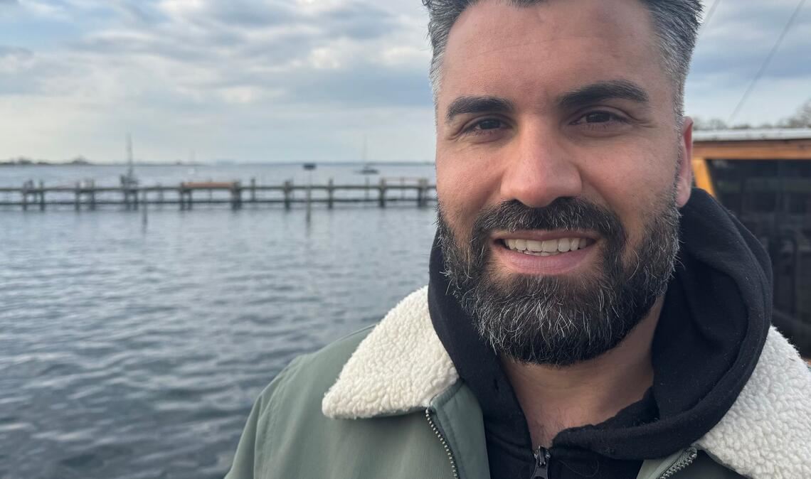 Rund um die Bucht gibt es auch einige Menschen, die den gestrandeten Wal sehen möchten. Ali ist dafür weit angereist und will bis Sonntag bleiben.