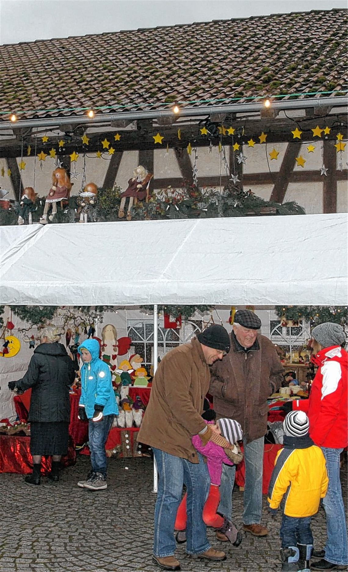 Rund um die geschmückte Kelter können Besucher über den Markt schlendern.