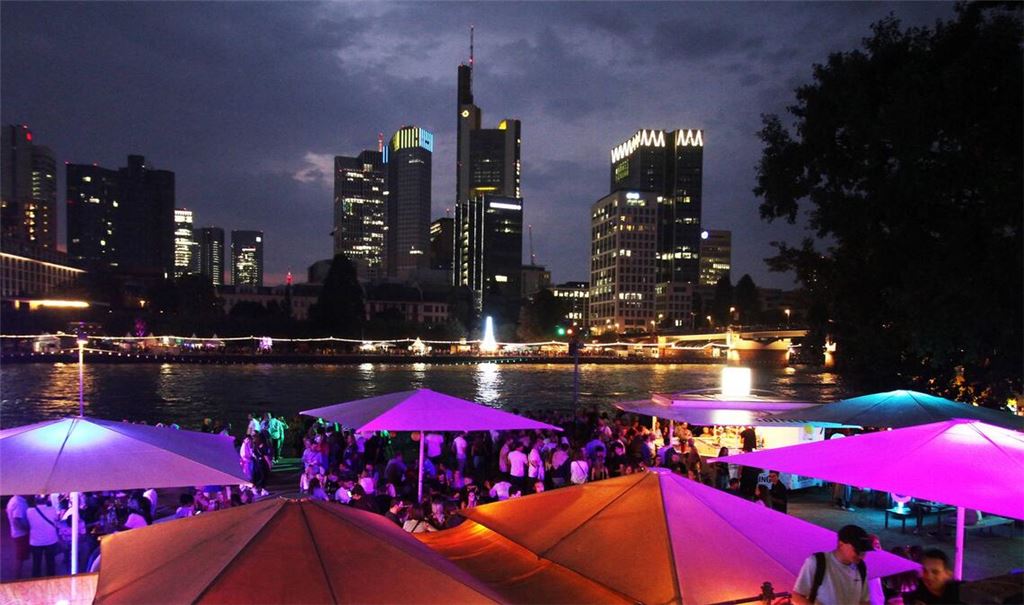 Rund ums Museumsufer gibt es viele Museen – und alljährlich Ende August das Museumsuferfest.
