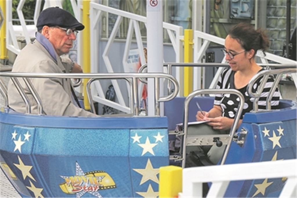 Runde um Runde hat Redakteurin Ramona Deeg im Riesenrad Gespräche geführt und zugehört. Ihre Gesprächspartner – hier OB Frank Schneider – waren sich über wesentliche Themen weitgehend einig. Fotos: Archiv