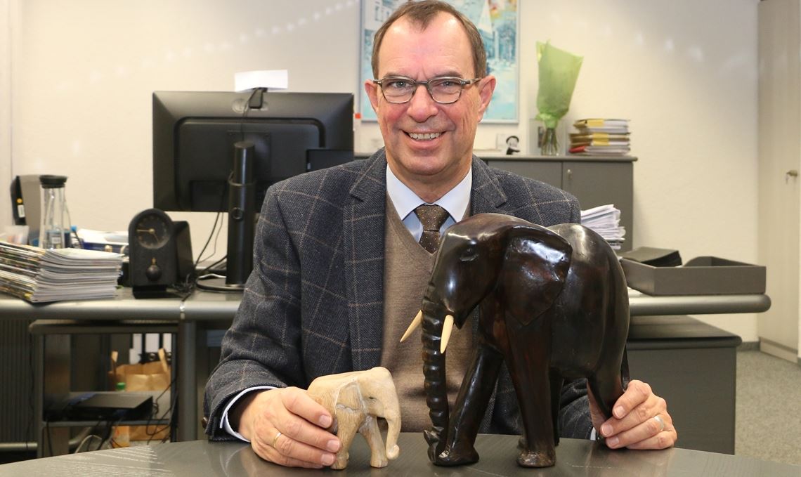 Runder Geburtstag: OB Frank Schneider feiert seinen Sechzigsten. Teil seines Bürozubehörs ist eine kleine Sammlung von Elefanten unterschiedlicher Größen. Elefanten seien schon seit seiner Kindheit seine Lieblingstiere, sagt er.Foto: Sadler