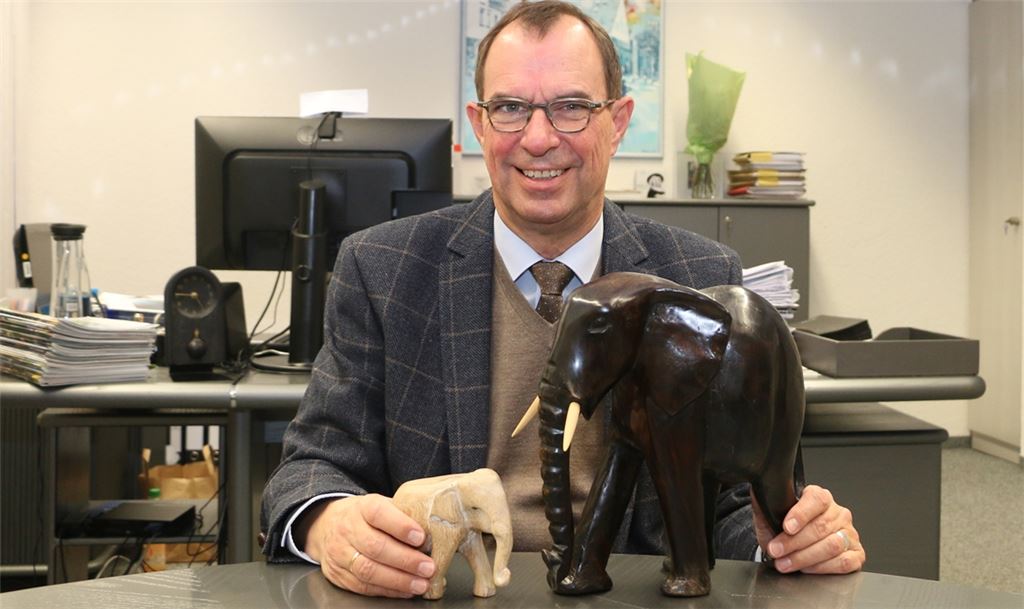 Runder Geburtstag: OB Frank Schneider feiert seinen Sechzigsten. Teil seines Bürozubehörs ist eine kleine Sammlung von Elefanten unterschiedlicher Größen. Elefanten seien schon seit seiner Kindheit seine Lieblingstiere, sagt er.Foto: Sadler