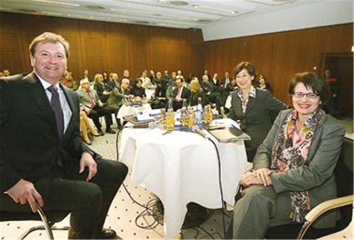 Runder Tisch zu Fragen der Berufsausbildung mit Kultusministerin Professor Marion Schick (re.), IHK-Hauptgeschäftsführer Martin Keppler und der Vorsitzenden der Frauen-Union Pforzheim, Marianne Engeser, gestern bei der Industrie- und Handelskammer Nordschwarzwald.
Foto: Kollros