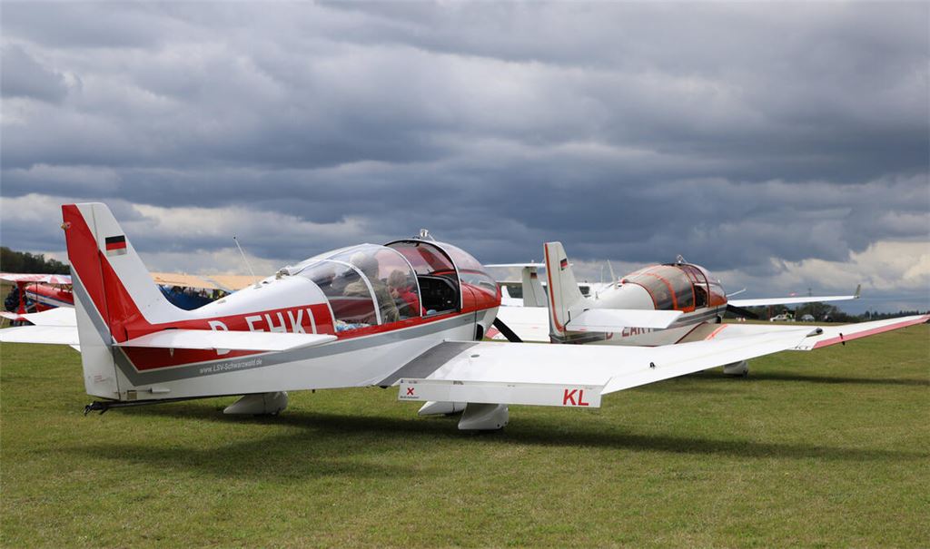 Rundflugmaschinen vom Typ Robin DR 400 warten auf Passagiere. Zu bestaunen gibt es unter anderem auch Kunstflug. Foto: privat