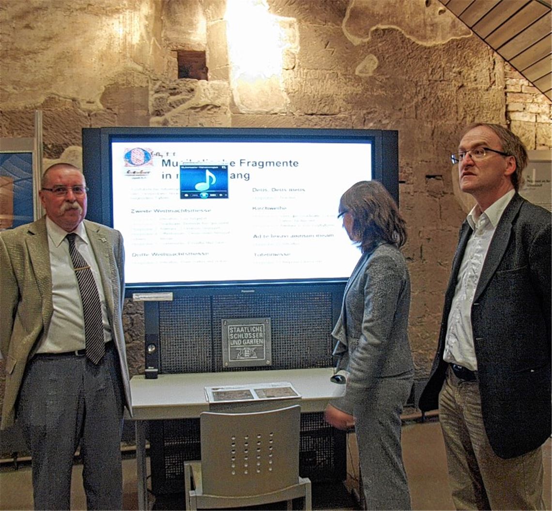 Rundgang durch die Ausstellung (v. li.): Peter Braun, Leiter der Maulbronner Klosterverwaltung, mit Annekathrin Miegel und Dr. Peter Rückert vom Landesarchiv Baden-Württemberg.