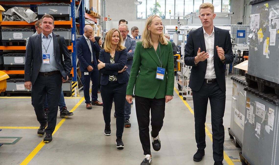 Rundgang durch die neue Halle: Ministerin Walker (Mitte) bei Witzenmann. Foto: Bastian