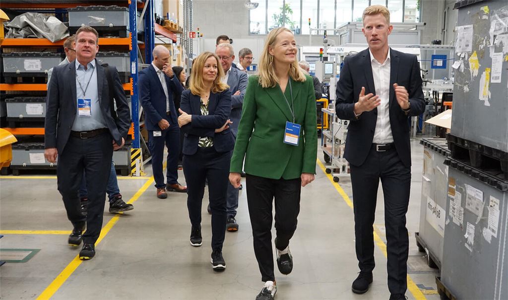 Rundgang durch die neue Halle: Ministerin Walker (Mitte) bei Witzenmann. Foto: Bastian